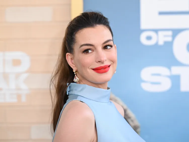 anne hathaway short hair style