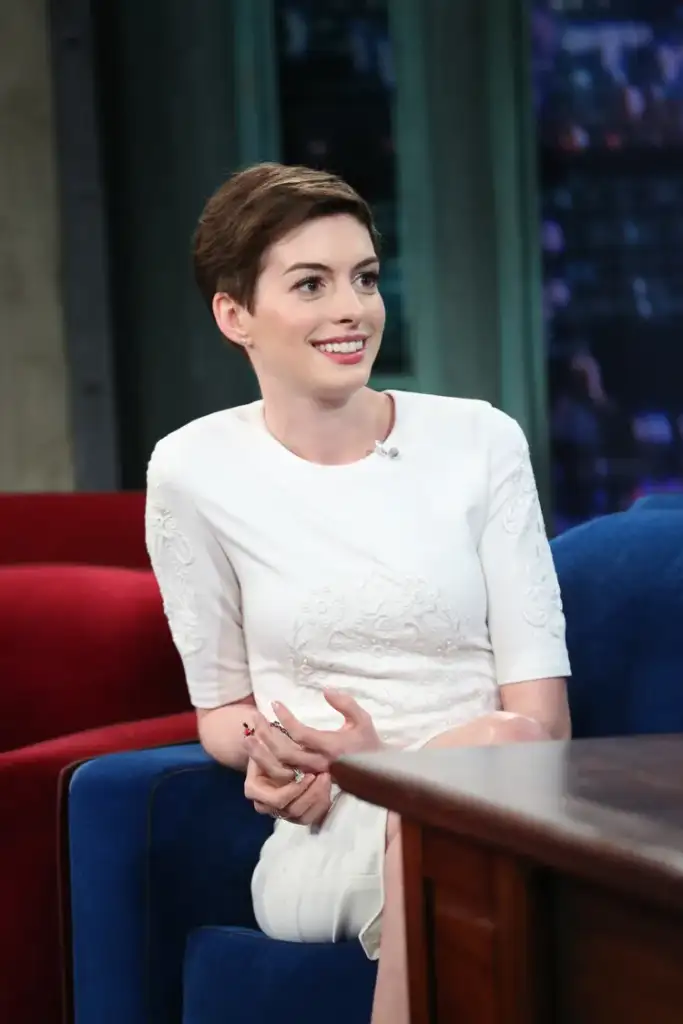 anne hathaway short hair style